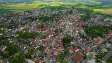 Almanya 'daki eski bir şehir merkezinin havadan görünüşü, güneşli bir bahar gününde Bavyera