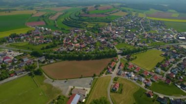 Almanya 'daki eski bir şehir merkezinin havadan görünüşü, güneşli bir bahar gününde Bavyera