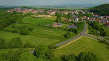 Almanya 'daki eski bir şehir merkezinin havadan görünüşü, güneşli bir bahar gününde Bavyera