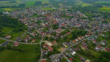 Almanya 'daki eski bir şehir merkezinin havadan görünüşü, güneşli bir bahar gününde Bavyera
