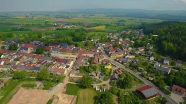 Almanya 'daki eski bir şehir merkezinin havadan görünüşü, güneşli bir bahar gününde Bavyera