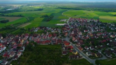Almanya 'daki eski bir şehir merkezinin havadan görünüşü, güneşli bir bahar gününde Bavyera