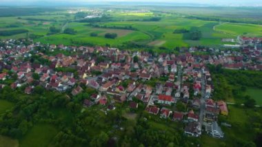 Almanya 'daki eski bir şehir merkezinin havadan görünüşü, güneşli bir bahar gününde Bavyera