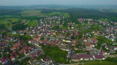 Almanya 'daki eski bir şehir merkezinin havadan görünüşü, güneşli bir bahar gününde Bavyera