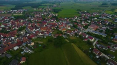 Almanya 'daki eski bir şehir merkezinin havadan görünüşü, güneşli bir bahar gününde Bavyera