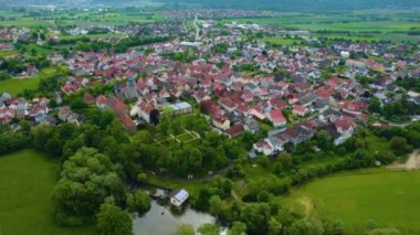 Almanya 'daki eski bir şehir merkezinin havadan görünüşü, güneşli bir bahar gününde Bavyera