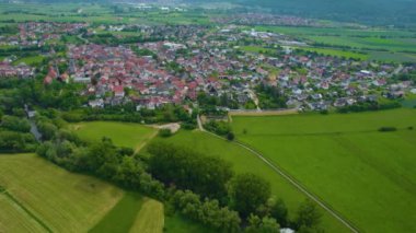 Almanya 'daki eski bir şehir merkezinin havadan görünüşü, güneşli bir bahar gününde Bavyera