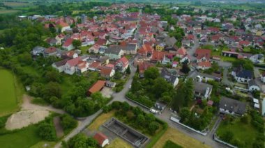 Almanya 'daki eski bir şehir merkezinin havadan görünüşü, güneşli bir bahar gününde Bavyera