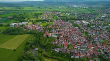 Almanya 'daki eski bir şehir merkezinin havadan görünüşü, güneşli bir bahar gününde Bavyera