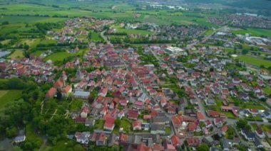 Almanya 'daki eski bir şehir merkezinin havadan görünüşü, güneşli bir bahar gününde Bavyera