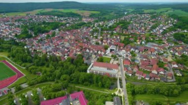 Almanya 'daki eski bir şehir merkezinin havadan görünüşü, güneşli bir bahar gününde Bavyera