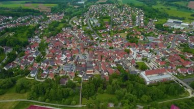 Almanya 'daki eski bir şehir merkezinin havadan görünüşü, güneşli bir bahar gününde Bavyera
