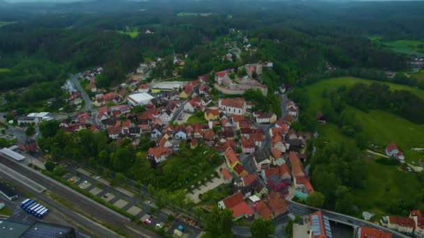在阳光明媚的春天 德国巴伐利亚一个古城中心的空中景观 — 图库视频影像