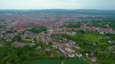 Almanya 'daki eski bir şehir merkezinin havadan görünüşü, güneşli bir bahar gününde Bavyera