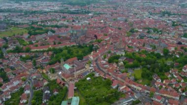 Almanya 'daki eski bir şehir merkezinin havadan görünüşü, güneşli bir bahar gününde Bavyera