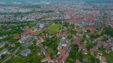 Almanya 'daki eski bir şehir merkezinin havadan görünüşü, güneşli bir bahar gününde Bavyera