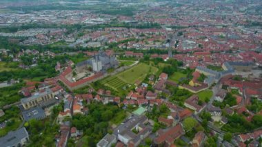 Almanya 'daki eski bir şehir merkezinin havadan görünüşü, güneşli bir bahar gününde Bavyera