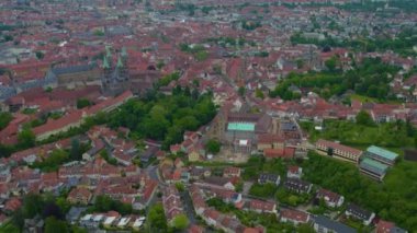 Almanya 'daki eski bir şehir merkezinin havadan görünüşü, güneşli bir bahar gününde Bavyera