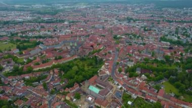 Almanya 'daki eski bir şehir merkezinin havadan görünüşü, güneşli bir bahar gününde Bavyera