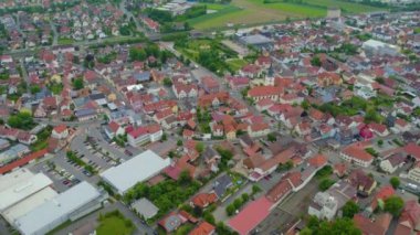Almanya 'daki eski bir şehir merkezinin havadan görünüşü, güneşli bir bahar gününde Bavyera