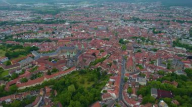 Almanya 'daki eski bir şehir merkezinin havadan görünüşü, güneşli bir bahar gününde Bavyera