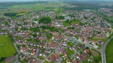 Almanya 'daki eski bir şehir merkezinin havadan görünüşü, güneşli bir bahar gününde Bavyera