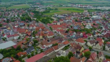 Almanya 'daki eski bir şehir merkezinin havadan görünüşü, güneşli bir bahar gününde Bavyera