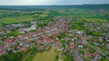 Almanya 'daki eski bir şehir merkezinin havadan görünüşü, güneşli bir bahar gününde Bavyera