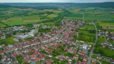 Almanya 'daki eski bir şehir merkezinin havadan görünüşü, güneşli bir bahar gününde Bavyera