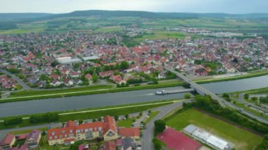 Almanya 'daki eski bir şehir merkezinin havadan görünüşü, güneşli bir bahar gününde Bavyera