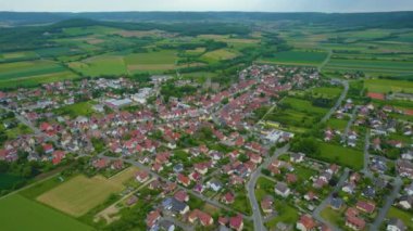 Almanya 'daki eski bir şehir merkezinin havadan görünüşü, güneşli bir bahar gününde Bavyera