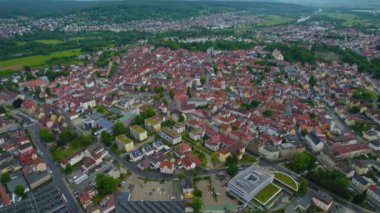 Almanya 'daki eski bir şehir merkezinin havadan görünüşü, güneşli bir bahar gününde Bavyera