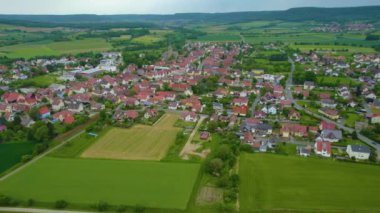 Almanya 'daki eski bir şehir merkezinin havadan görünüşü, güneşli bir bahar gününde Bavyera
