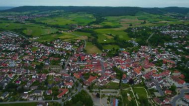 Almanya 'daki eski bir şehir merkezinin havadan görünüşü, güneşli bir bahar gününde Bavyera
