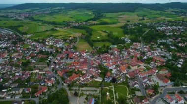 Almanya 'daki eski bir şehir merkezinin havadan görünüşü, güneşli bir bahar gününde Bavyera