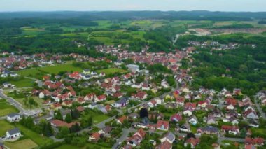 Almanya 'daki eski bir şehir merkezinin havadan görünüşü, güneşli bir bahar gününde Bavyera