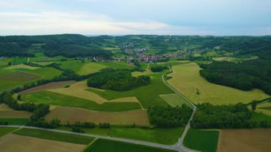 Almanya 'daki eski bir şehir merkezinin havadan görünüşü, güneşli bir bahar gününde Bavyera