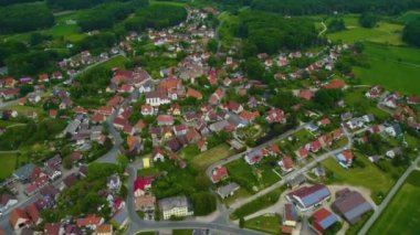 Almanya 'daki eski bir şehir merkezinin havadan görünüşü, güneşli bir bahar gününde Bavyera