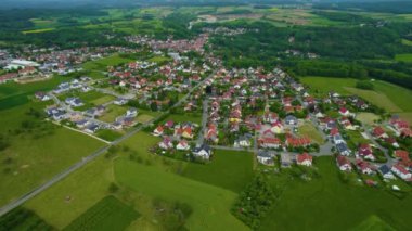 Almanya 'daki eski bir şehir merkezinin havadan görünüşü, güneşli bir bahar gününde Bavyera