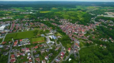 Almanya 'daki eski bir şehir merkezinin havadan görünüşü, güneşli bir bahar gününde Bavyera