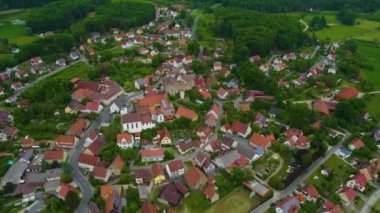Almanya 'daki eski bir şehir merkezinin havadan görünüşü, güneşli bir bahar gününde Bavyera