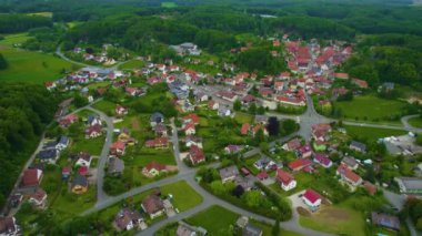 Almanya 'daki eski bir şehir merkezinin havadan görünüşü, güneşli bir bahar gününde Bavyera