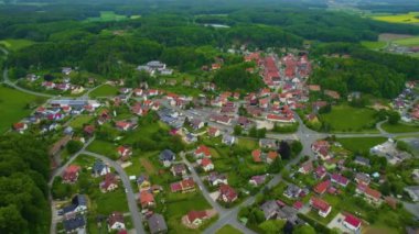 Almanya 'daki eski bir şehir merkezinin havadan görünüşü, güneşli bir bahar gününde Bavyera
