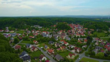 Almanya 'daki eski bir şehir merkezinin havadan görünüşü, güneşli bir bahar gününde Bavyera