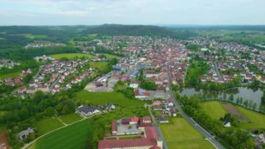 Almanya 'daki eski bir şehir merkezinin havadan görünüşü, güneşli bir bahar gününde Bavyera
