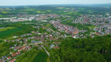 Almanya 'daki eski bir şehir merkezinin havadan görünüşü, güneşli bir bahar gününde Bavyera