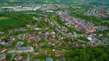 Almanya 'daki eski bir şehir merkezinin havadan görünüşü, güneşli bir bahar gününde Bavyera