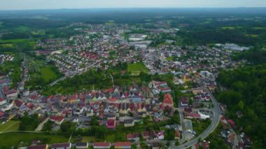 Almanya 'daki eski bir şehir merkezinin havadan görünüşü, güneşli bir bahar gününde Bavyera