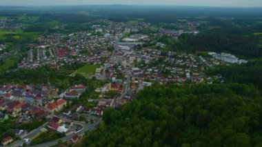 Almanya 'daki eski bir şehir merkezinin havadan görünüşü, güneşli bir bahar gününde Bavyera