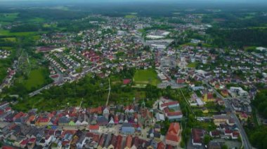 Almanya 'daki eski bir şehir merkezinin havadan görünüşü, güneşli bir bahar gününde Bavyera